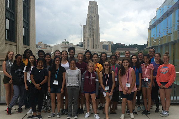 Group photo of students in front of Cathedral of Learning